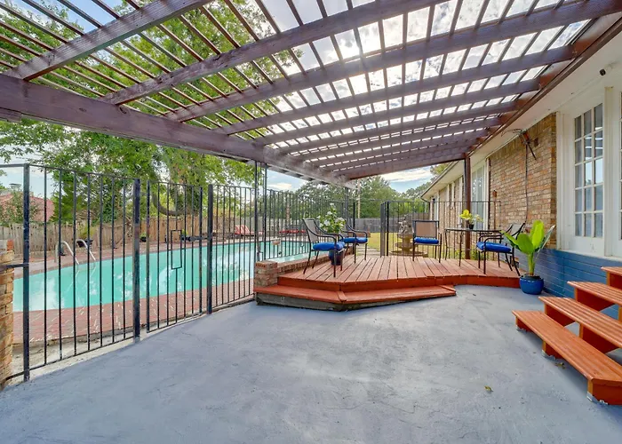 Holiday home Backyard Oasis! Spacious W/ Pool Tulsa