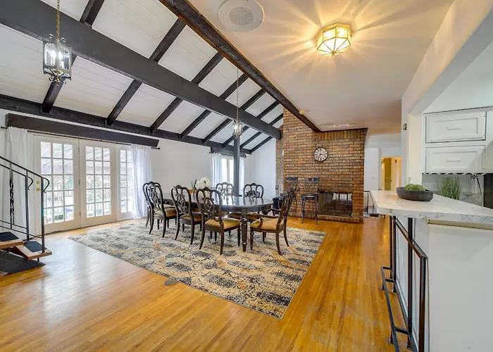 Backyard Oasis! Spacious W/ Pool Holiday home