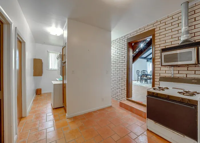 Backyard Oasis! Spacious W/ Pool Holiday home