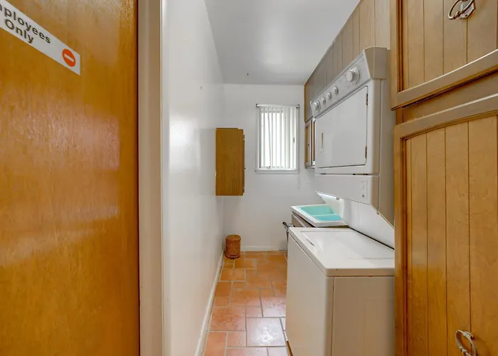 Backyard Oasis! Spacious W/ Pool Holiday home *