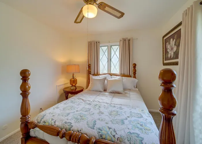 Backyard Oasis! Spacious W/ Pool Holiday home