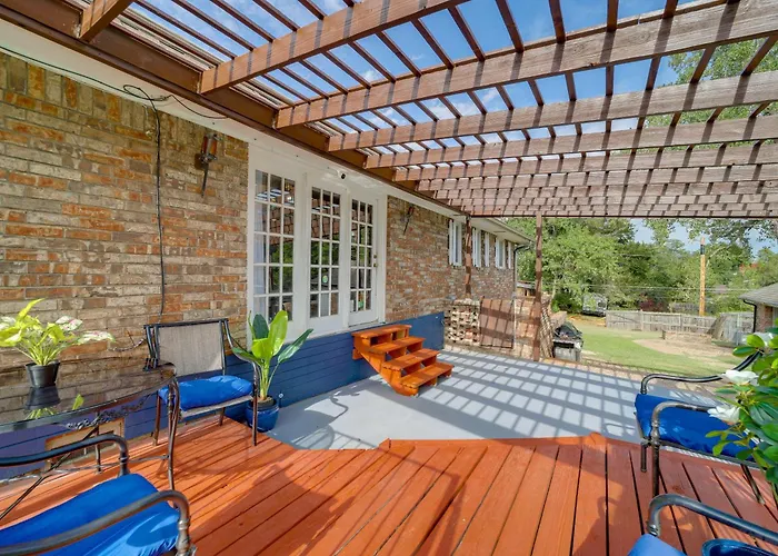 Backyard Oasis! Spacious W/ Pool Holiday home *