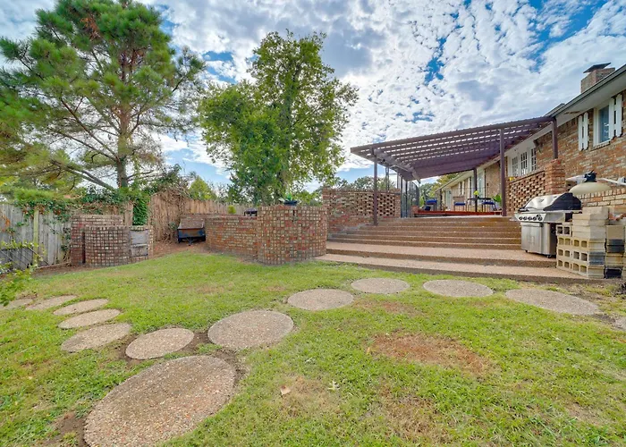 Holiday home Backyard Oasis! Spacious W/ Pool Tulsa