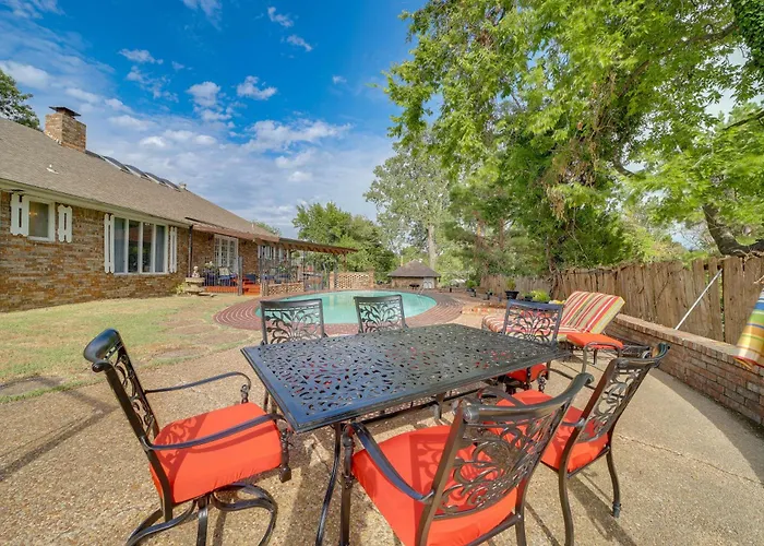 Backyard Oasis! Spacious W/ Pool Holiday home *