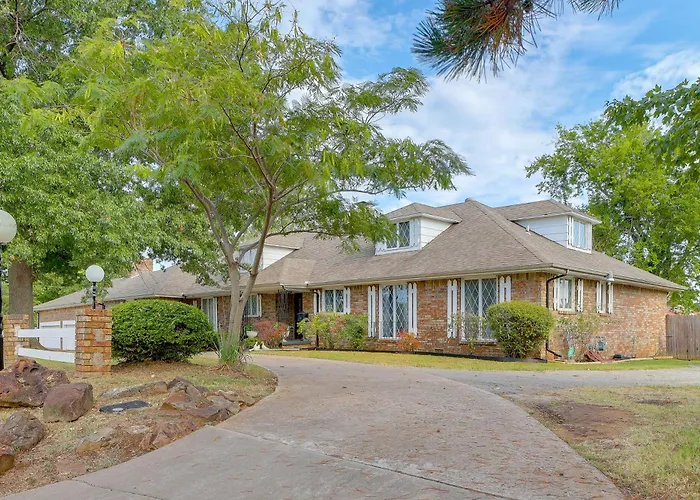 Backyard Oasis! Spacious W/ Pool Tulsa